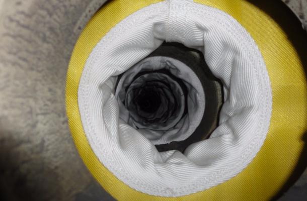 Канал подачи суспензии с двойными фильтровальными салфетками с шеей